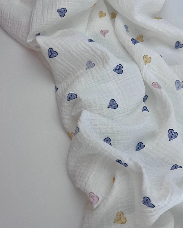 M 314 C2 Муслін жатка 2-х шаровий принт LOVE сердечки різнокольорові акварельні на молочному 100% ба