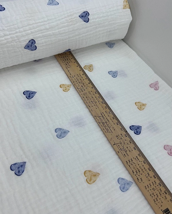 M 314 C2 Муслін жатка 2-х шаровий принт LOVE сердечки різнокольорові акварельні на молочному 100% ба