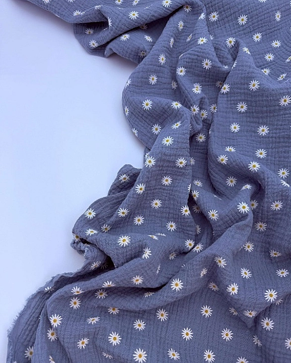 M 5007 C84 Муслін жатка 2-х шаровий принт квіти ромашки білі середні на сіро-синьому 100% бавовна 13