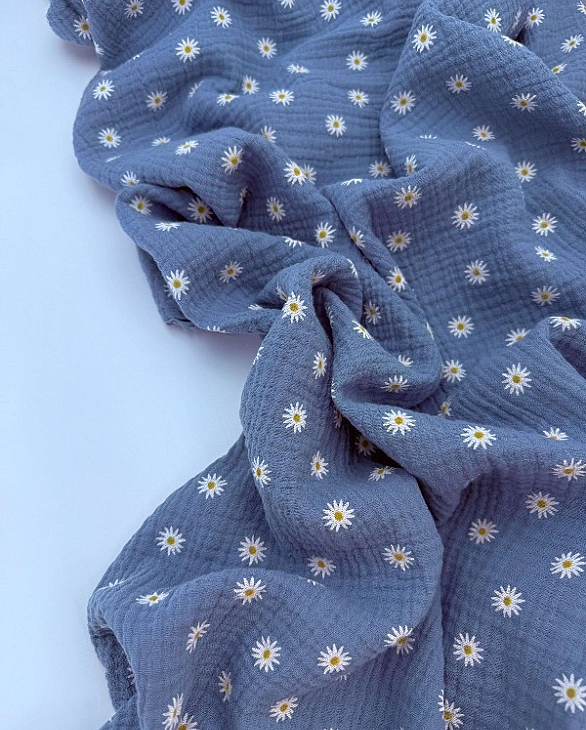 M 5007 C84 Муслін жатка 2-х шаровий принт квіти ромашки білі середні на сіро-синьому 100% бавовна 13