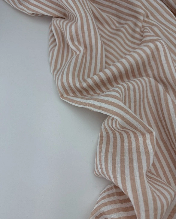 M 6002 C2 Муслін жатка 2-х шаровий принт геометричний полоска пудрово-бежева на молочному 100% бавов