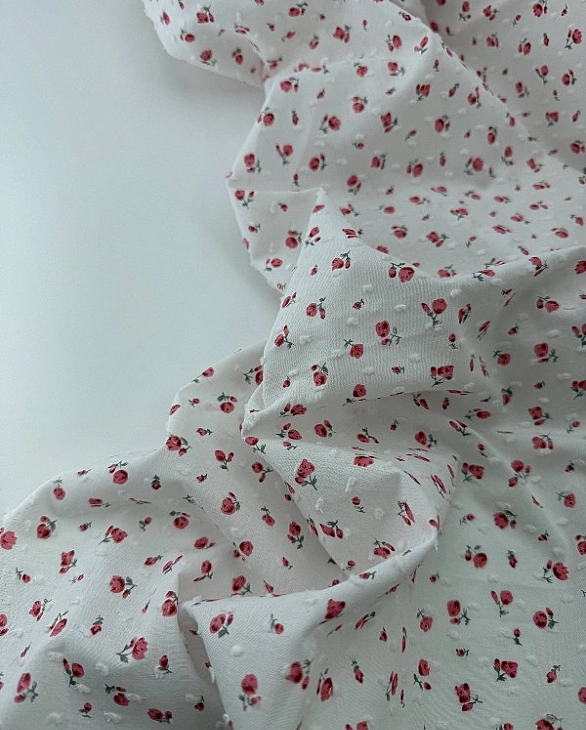 CIRCLE-6 H | ANTONIA-C00501 батист принт квіти червоні троянди дрібні на стеблі на молочному 100% ба