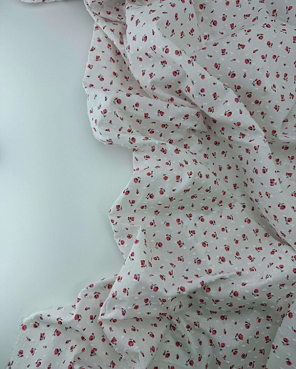 CIRCLE-6 H | ANTONIA-C00501 батист принт квіти червоні троянди дрібні на стеблі на молочному 100% ба