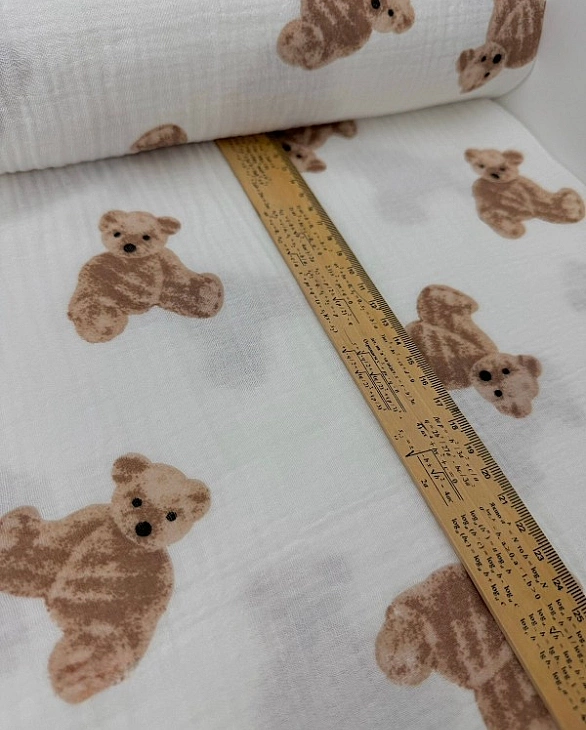 BEAR-C2 | MUSLIN PRINTING-BEAR-C2 Муслін жатка 2-х шаровий принт звірята ведмедики Тедді на молочном