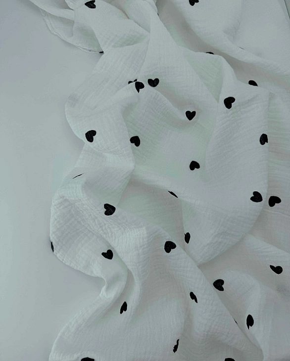 M303C2C1 Муслін жатка 2-х шаровий принт LOVE сердечки чорні середні на молочному 100% бавовна 135-14