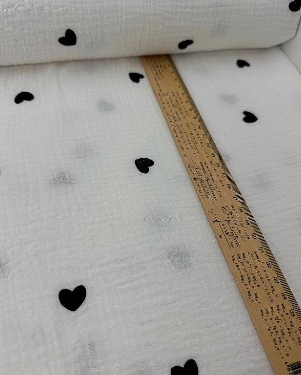 M303C2C1 Муслін жатка 2-х шаровий принт LOVE сердечки чорні середні на молочному 100% бавовна 135-14