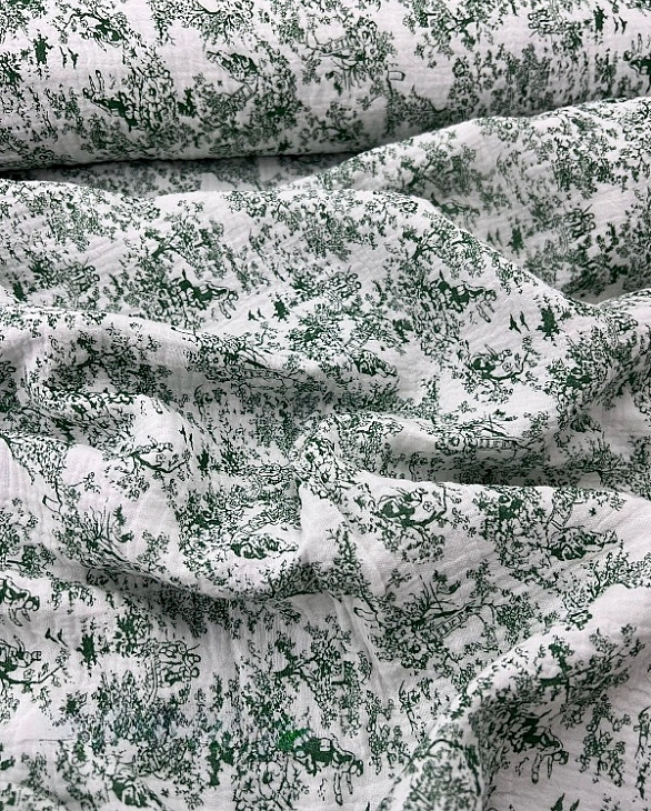 M 105 C2 Муслін жатка 2-х шаровий принт Діор зелений на молочному 100% бавовна 135-140 см 125-135 гр