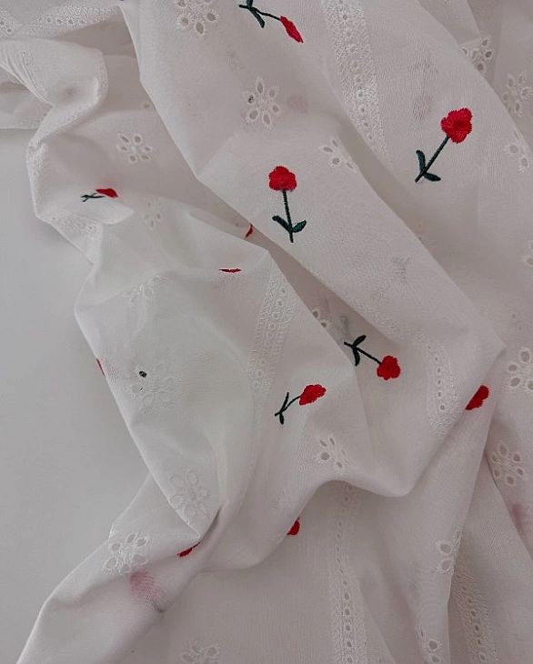 CANDY-C026 | CANDY-C026-1 батист принт квіти сині вишиті на білому 100% бавовна 135 см 90-100 грам/м