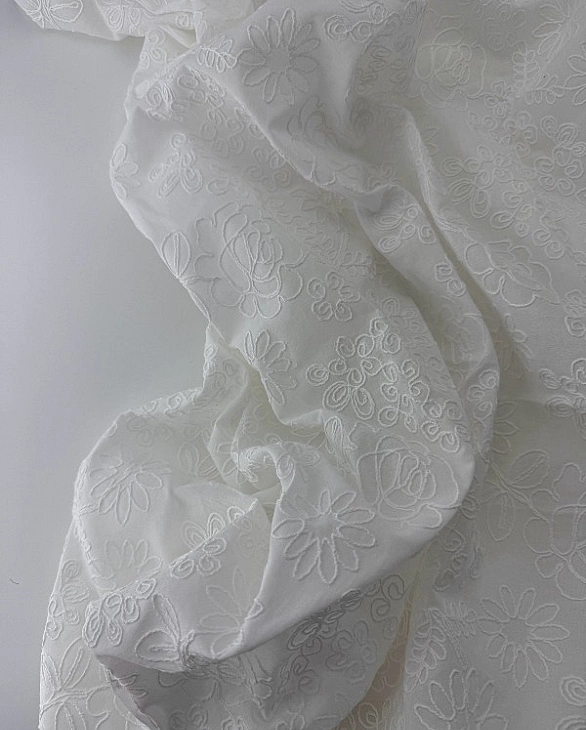 CANDY-C023 Батист вишивка принт квіти середні набивні на молочному 100% бавовна 135см 90-100 грам/м.