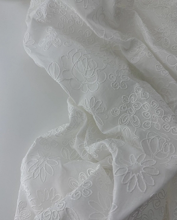 CANDY-C023 Батист вишивка принт квіти середні набивні на молочному 100% бавовна 135см 90-100 грам/м.