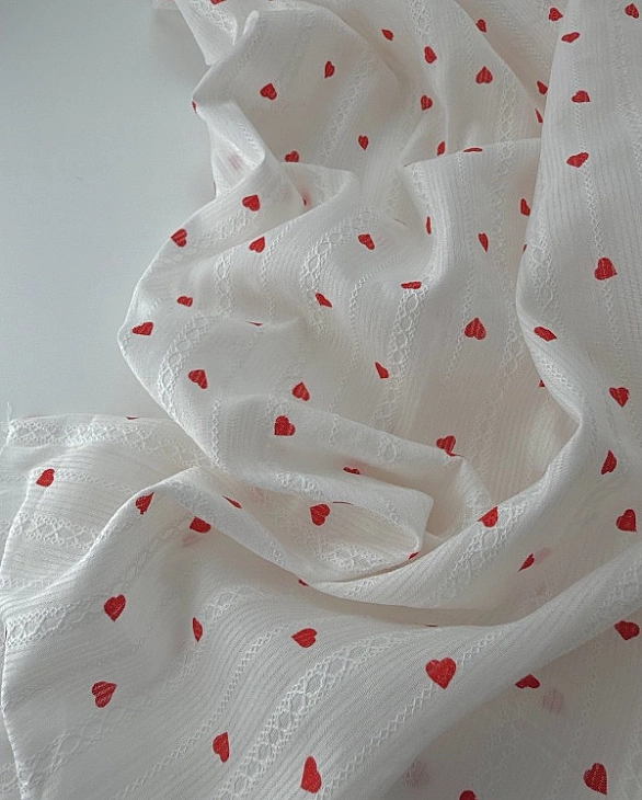 CIRCLE-6 C002 | BESS-C000 Батист вишивка принт LOVE сердечки червноні дрібні на молочному 100% бавов
