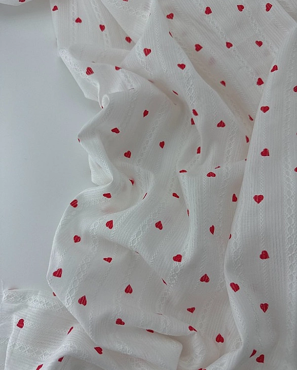 CIRCLE-6 C002 | BESS-C000 Батист вишивка принт LOVE сердечки червноні дрібні на молочному 100% бавов