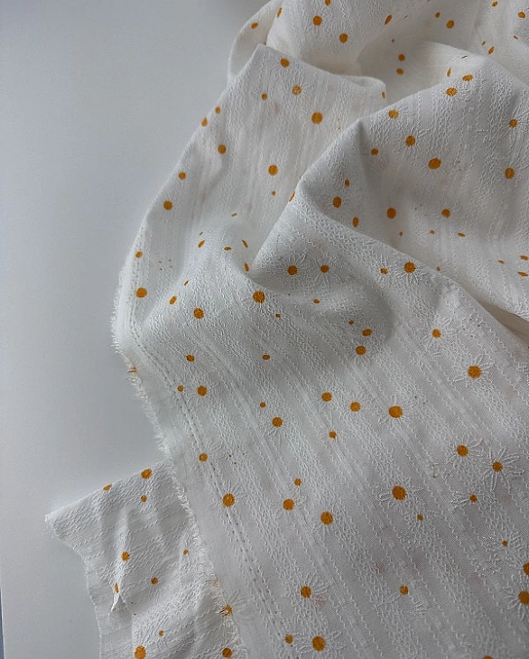 CIRCLE-6 C001 | BELLA-C00 Батист вишивка принт квіти ромашки з помаранчевою серцевиною на молочному