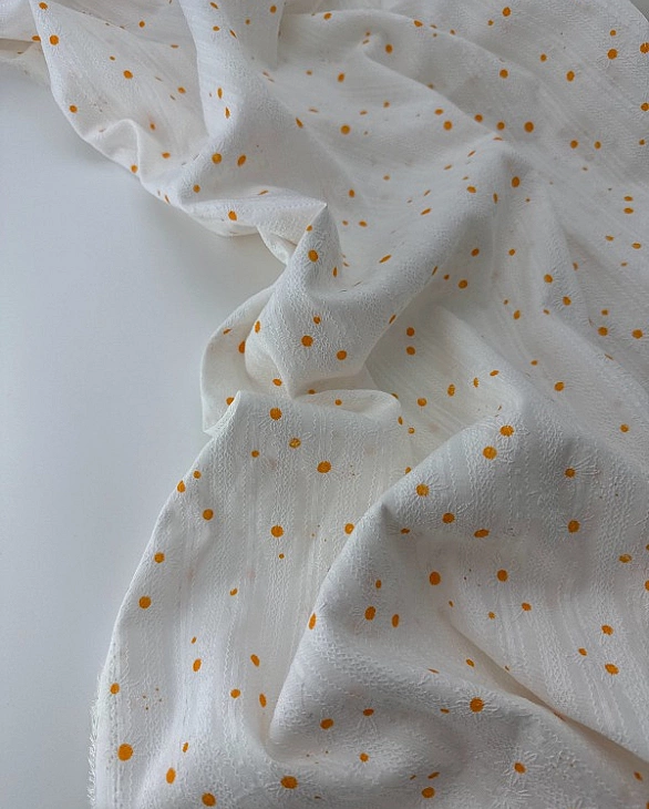 CIRCLE-6 C001 | BELLA-C00 Батист вишивка принт квіти ромашки з помаранчевою серцевиною на молочному