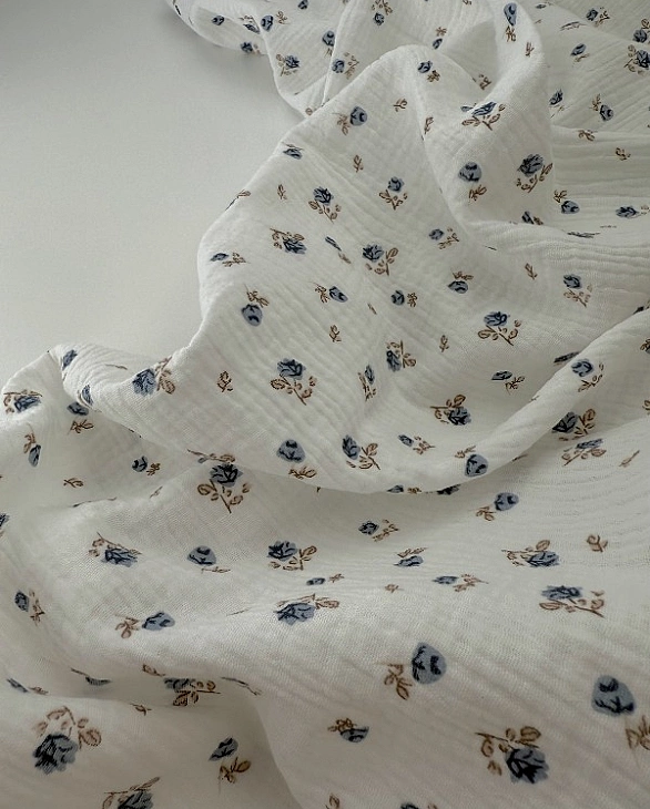 M 02301 C02 | RAINBOW-C02 Муслін жатка 2-х шаровий принт квіти троянди сині на молочному 100% бавовн