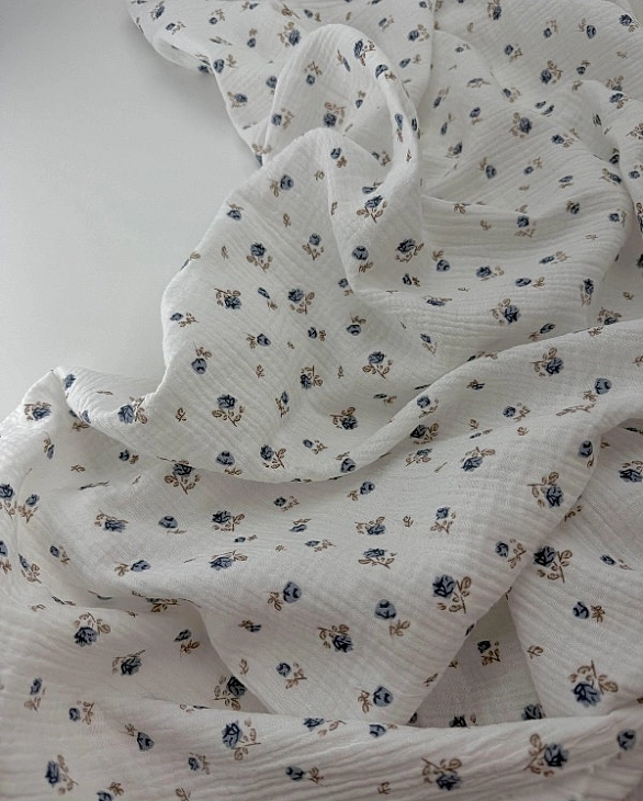 M 02301 C02 | RAINBOW-C02 Муслін жатка 2-х шаровий принт квіти троянди сині на молочному 100% бавовн