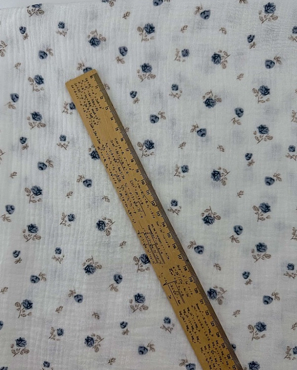 M 02301 C02 | RAINBOW-C02 Муслін жатка 2-х шаровий принт квіти троянди сині на молочному 100% бавовн