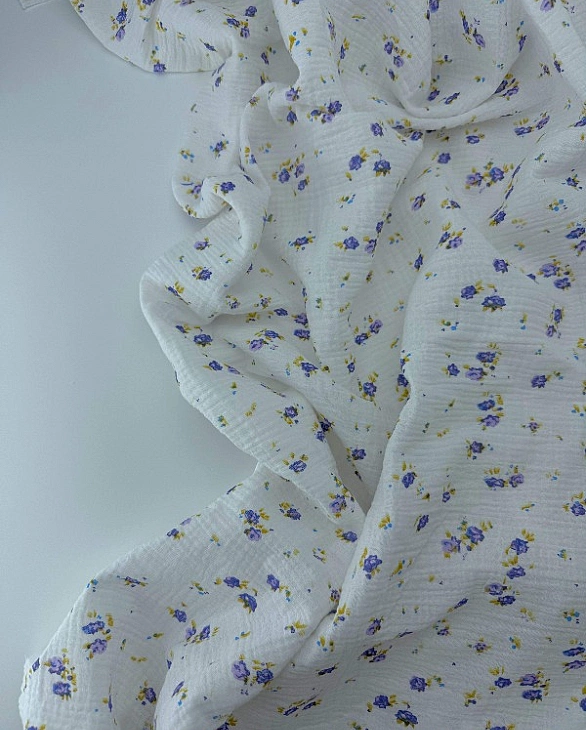 M 04801 C02 | RAINBOW-C04 Муслін жатка 2-х шаровий принт квіти бутони фіолетові на молочному 100% ба