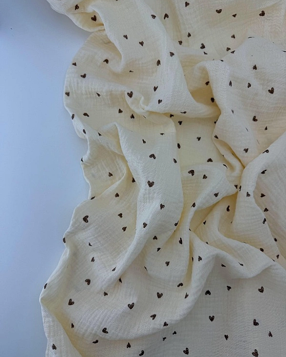 M 301 C3 Муслін жатка 2-х шаровий принт LOVE сердечки дрібні коричневі намальовані на айворі 100% ба