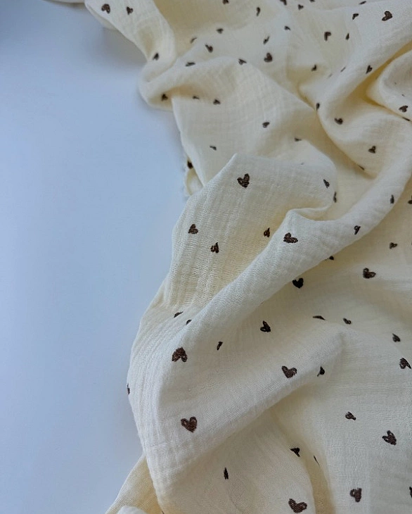 M 301 C3 Муслін жатка 2-х шаровий принт LOVE сердечки дрібні коричневі намальовані на айворі 100% ба