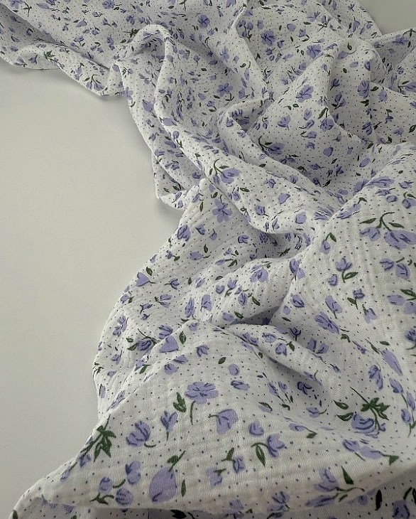 M 07301 C02 | RAINBOW-C07 Муслін жатка 2-х шаровий принт квіти фіолетові з крапорчками на молочному