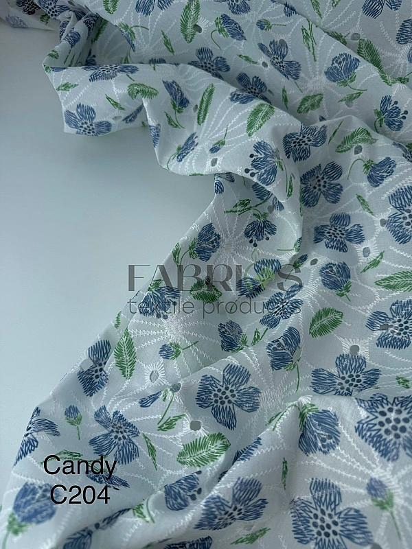 CANDY-C204 батист принт квіти вишивка сині на молочному 100% бавовна 135см 90-100 грам/м.кв.