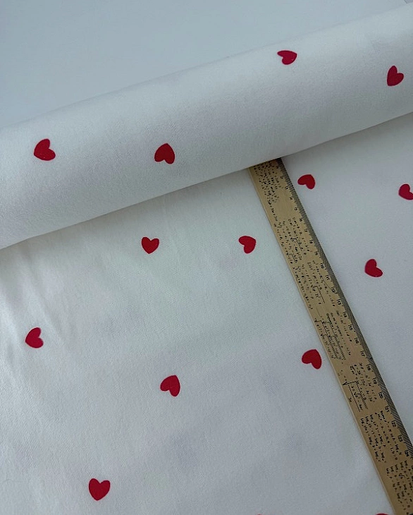 F 111 C02 фланель принт LOVE сердечки червоні середні на молочному 100% бавовна 145-150 см 150-160 г