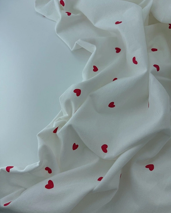 F 111 C02 фланель принт LOVE сердечки червоні середні на молочному 100% бавовна 145-150 см 150-160 г