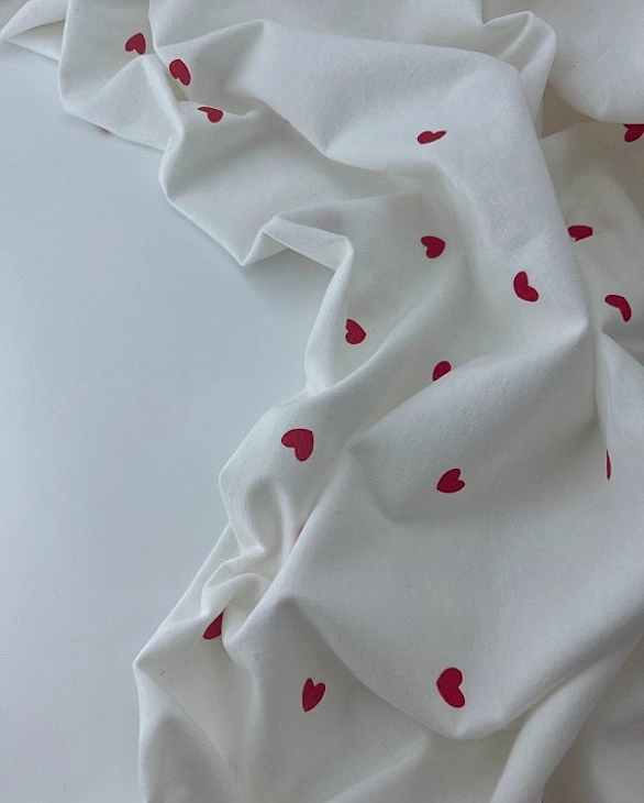 F 111 C02 фланель принт LOVE сердечки червоні середні на молочному 100% бавовна 145-150 см 150-160 г