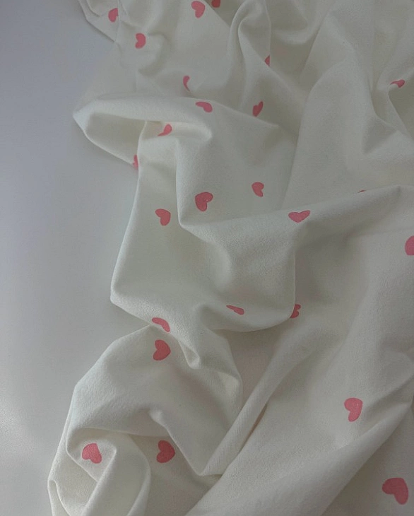 F 112 C02 фланель принт LOVE сердечки середні рожеві на молочному 100% бавовна 145-150 см 150-160 гр