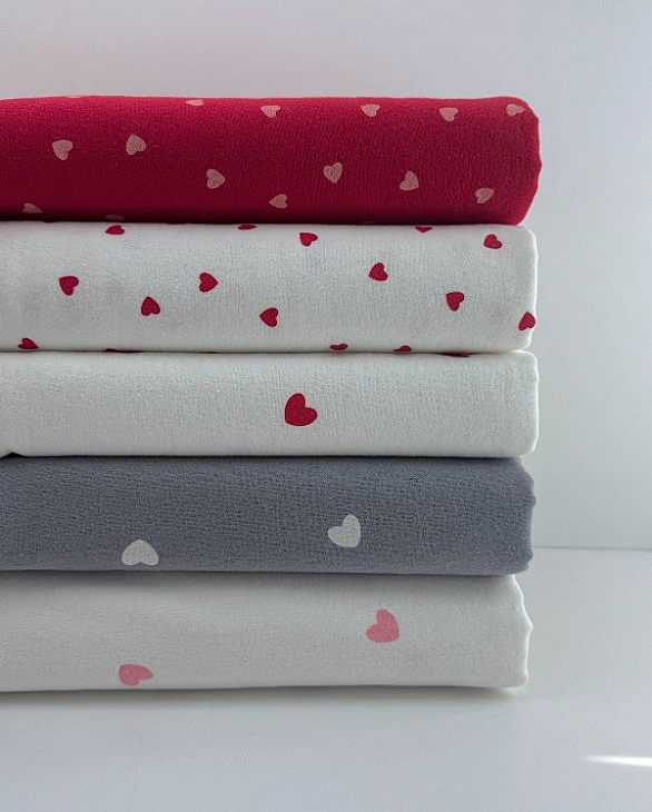 F 112 C02 фланель принт LOVE сердечки середні рожеві на молочному 100% бавовна 145-150 см 150-160 гр