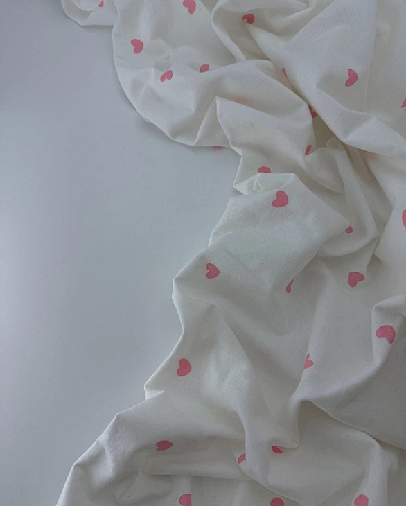 F 112 C02 фланель принт LOVE сердечки середні рожеві на молочному 100% бавовна 145-150 см 150-160 гр