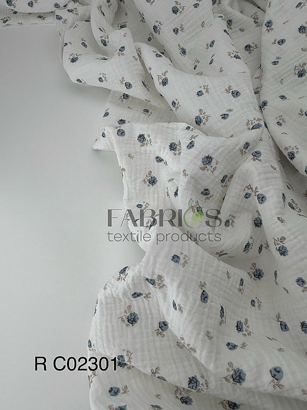 M 02301 C02 | RAINBOW-C02 Муслін жатка 2-х шаровий принт квіти троянди сині на молочному 100% бавовн