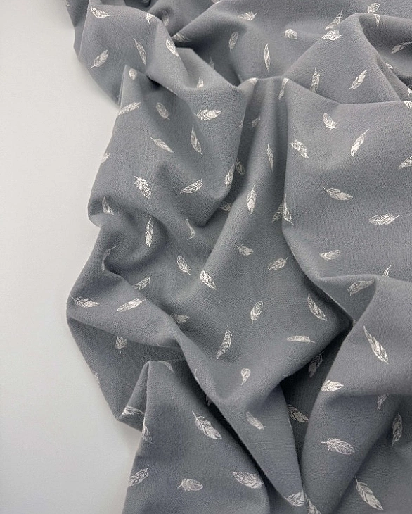 F 16 C13 фланель принт пір'ячко біле на сірому 100% бавовна 150 см 150-160 грам/м.кв.