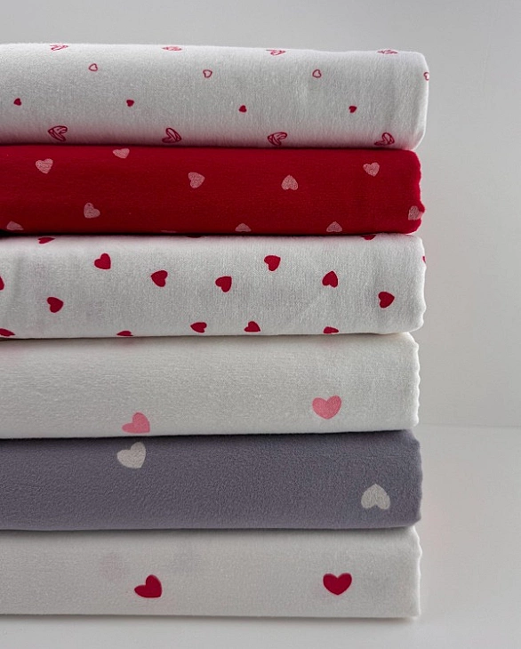 F 14 C2 фланель принт LOVE сердечки червоні намальовані на білому 100% бавовна 150 см 150-160 грам/м