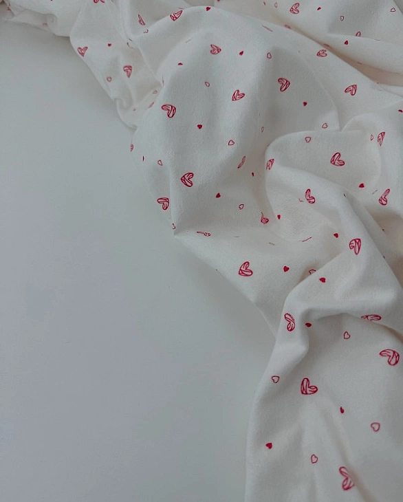 F 14 C2 фланель принт LOVE сердечки червоні намальовані на білому 100% бавовна 150 см 150-160 грам/м