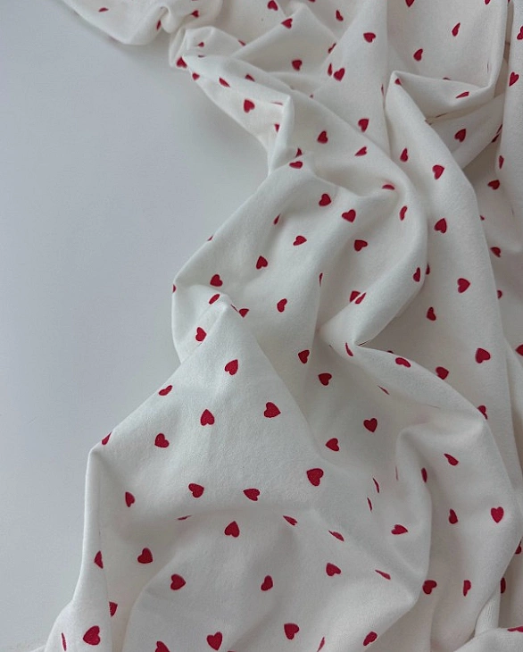 F 109 C02 фланель принт LOVE сердечки червоні дрібні на молочному 100% бавовна 150 см 150-160 грам/м