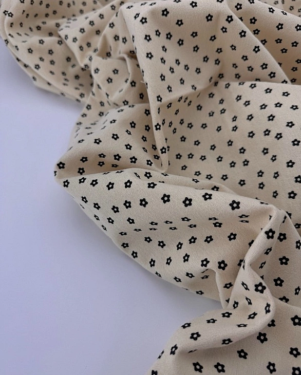 LISA-16 702 Тепла бавовна принт квіти ромашки дрібні чорні на айворі 100% бавовна 150 см 150 грам/м.