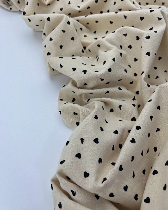 LISA-19 707 Тепла бавовна принт LOVE сердечки з туфелькою дрібні чорні на айворі 100% бавовна 150 см