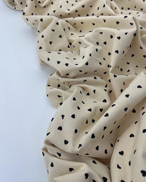 LISA-19 707 Тепла бавовна принт LOVE сердечки з туфелькою дрібні чорні на айворі 100% бавовна 150 см