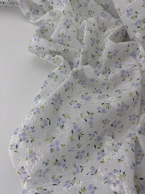 CANDY-C190 батист принт квіти вишивка волошки фіолетові на молочному 100% бавовна 135см 90-100 грам/