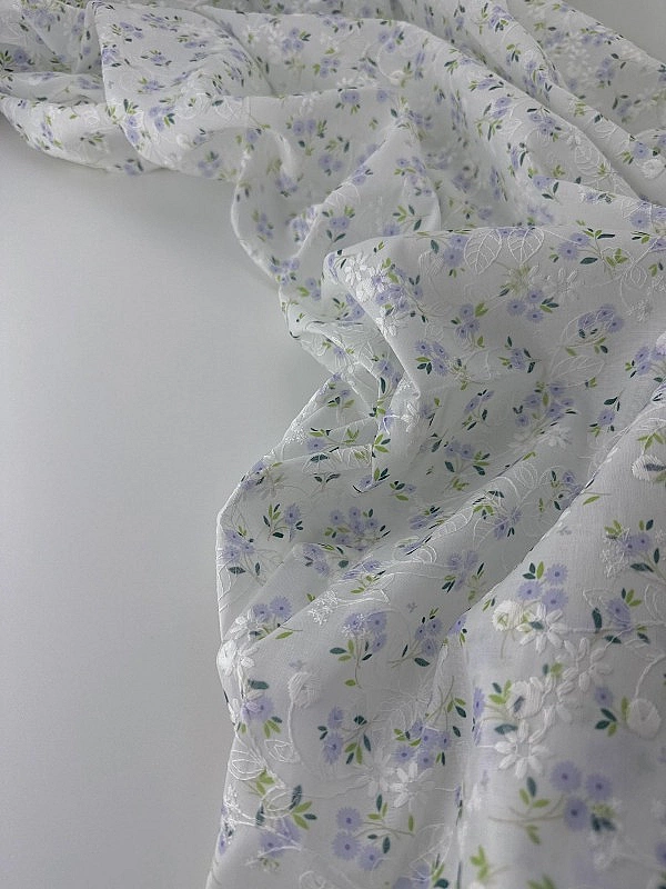 CANDY-C190 батист принт квіти вишивка волошки фіолетові на молочному 100% бавовна 135см 90-100 грам/