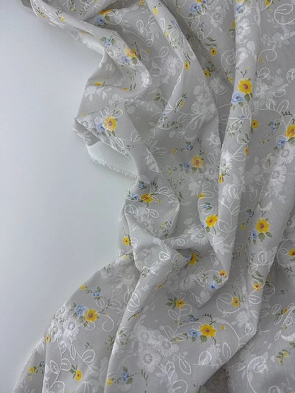CANDY-C186 батист принт квіти Вишивка жовті і блакитні на сірому 100% бавовна 135см 90-100 грам/м.кв