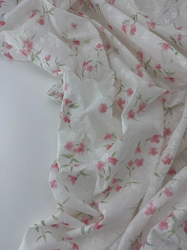 CANDY-C174 батист принт квіти вишивка акварельні коралові на молочному 100% бавовна 135см 90-100 гра
