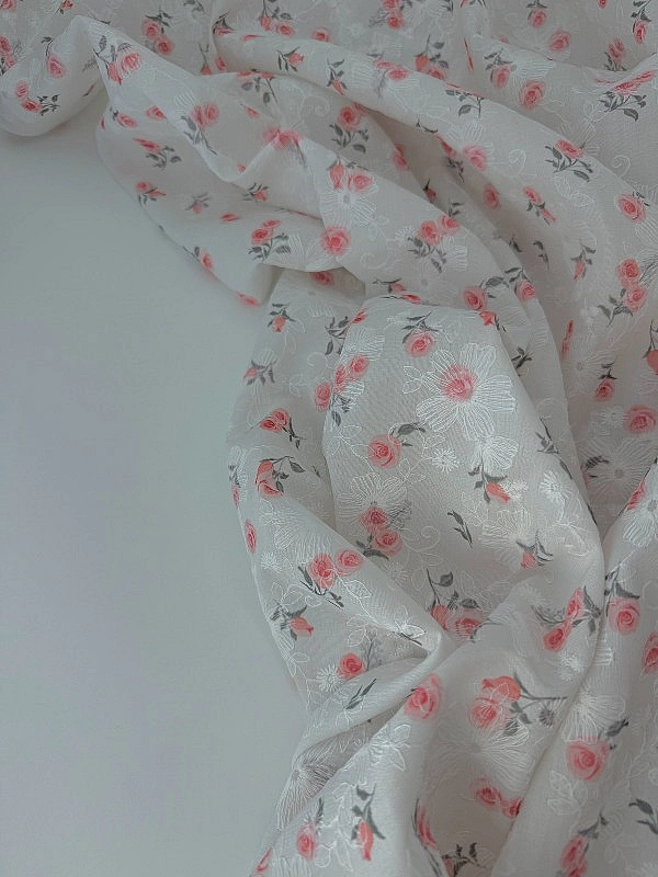 CANDY-C187 батист принт квіти вишивка троянди коралові на молочному 100% бавовна 135см 90-100 грам/м