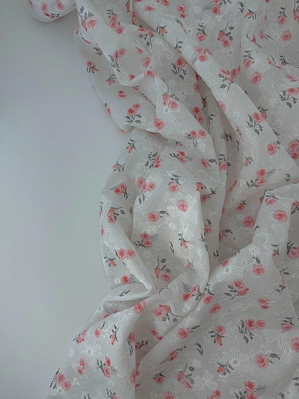 CANDY-C187 батист принт квіти вишивка троянди коралові на молочному 100% бавовна 135см 90-100 грам/м