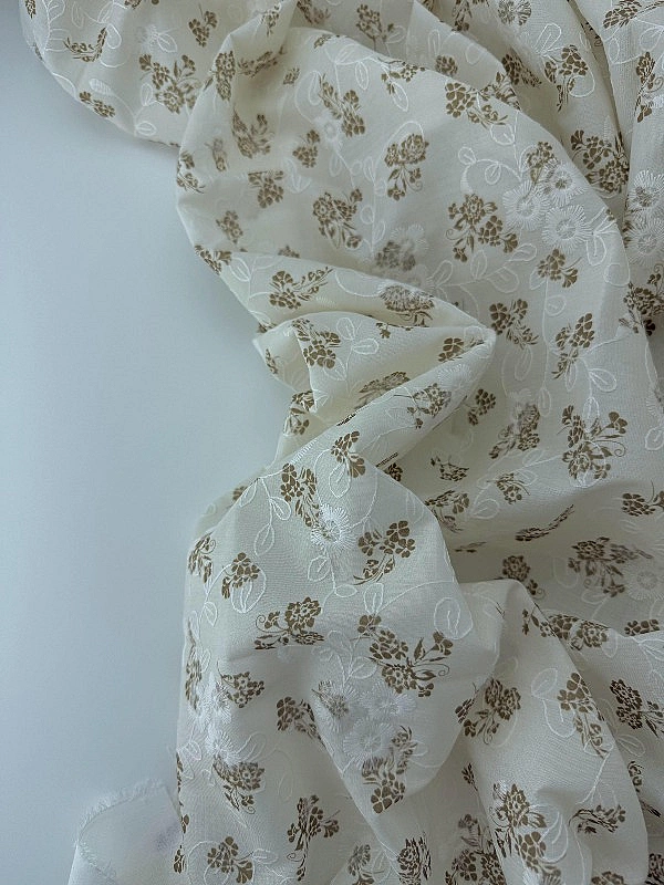 CANDY-C185 батист принт квіти Вишивка бежеві на айворі 100% бавовна 135см 90-100 грам/м.кв.