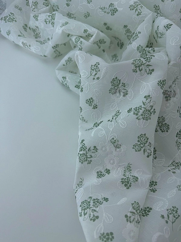 CANDY-C18501 батист принт квіти вишивка зелені на молочному 100% бавовна 135см 90-100 грам/м.кв.