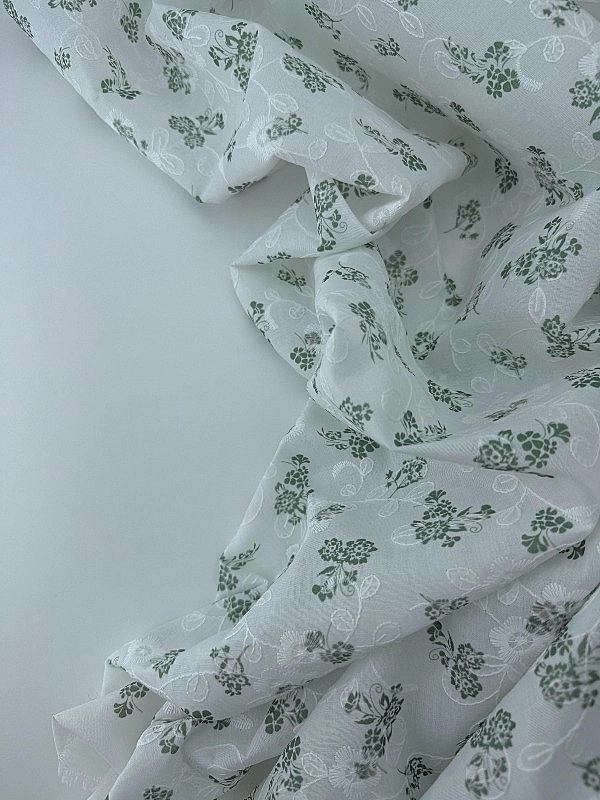 CANDY-C18501 батист принт квіти вишивка зелені на молочному 100% бавовна 135см 90-100 грам/м.кв.
