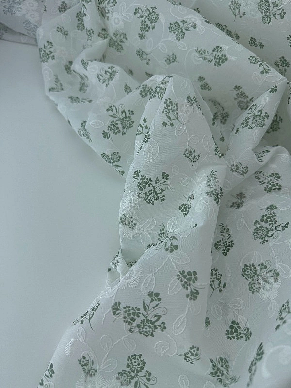 CANDY-C18501 батист принт квіти вишивка зелені на молочному 100% бавовна 135см 90-100 грам/м.кв.